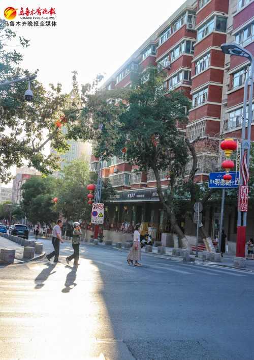 夕阳下的明德路。(8月13日摄) 记者米热扎提·木塔力甫摄