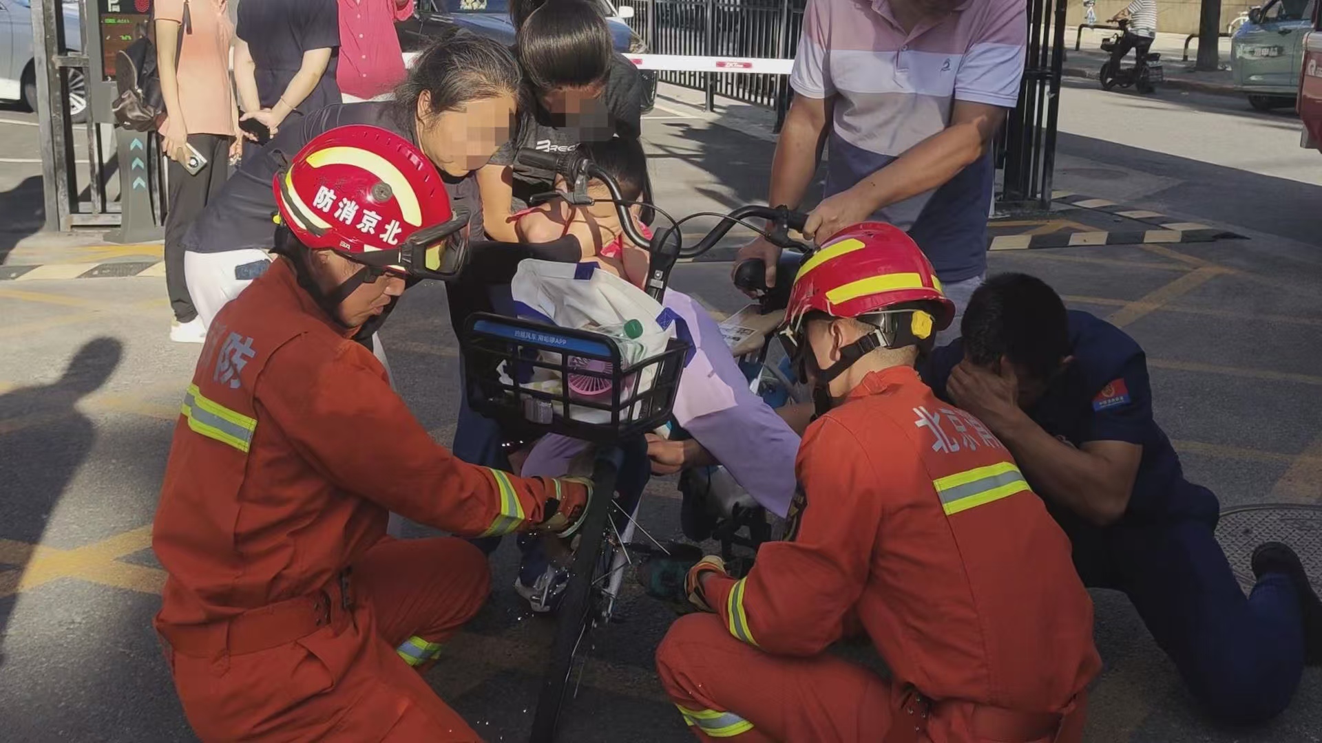 消防員使用破拆工具幫助女童右腳脫困。 圖源:豐台區消防救援支隊