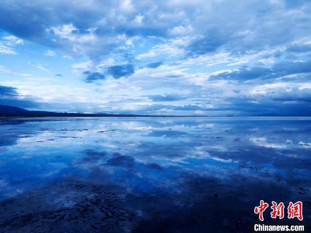 图为茶卡盐湖水映天空。王生荣 摄