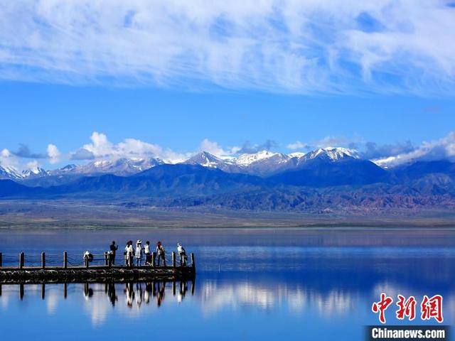 图为游客仿佛在画中游览。王生荣 摄