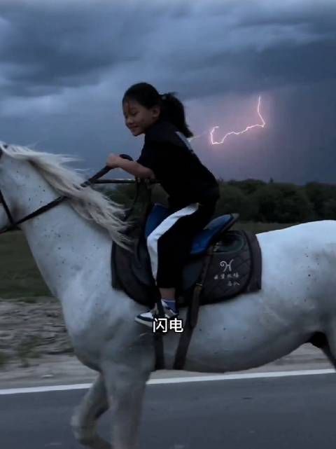 八岁女孩身骑白马英气十足