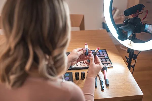 「李佳琦们」披荆斩棘,要抢线下生意?