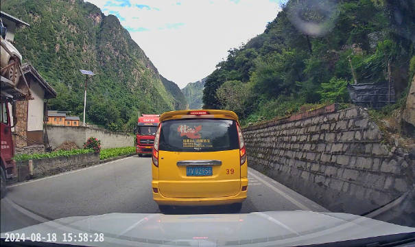 太险了！还有反应快往后倒 可惜一车新款普拉多