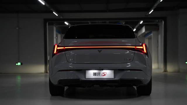 17.58万起！实拍哪吒S猎装：配备“冰箱彩电大沙发”，极氪001“平替”？