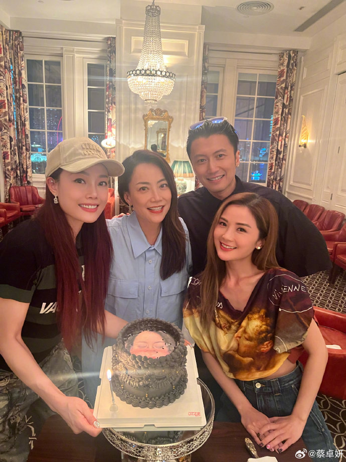 我问朋友是不是快过生日了,他说已经过了,等我给他补过？