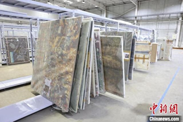 来自欧洲的首批500余件艺术品近日顺利抵津。(天津港保税区供图)