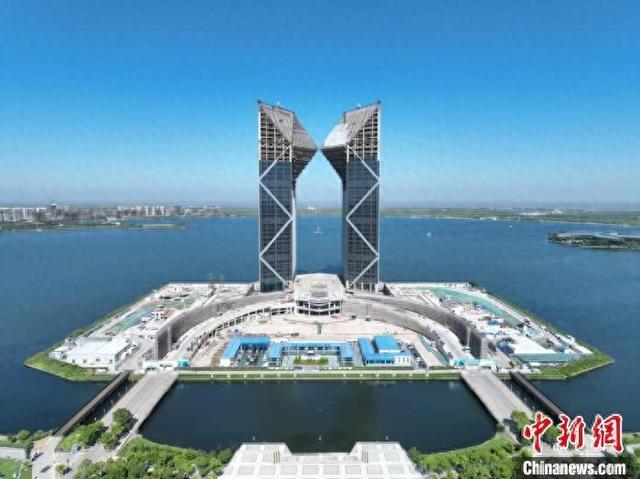 临港新片区最高标志性建筑——临港西岛中银金融中心已“风采初现”。中建二局供图