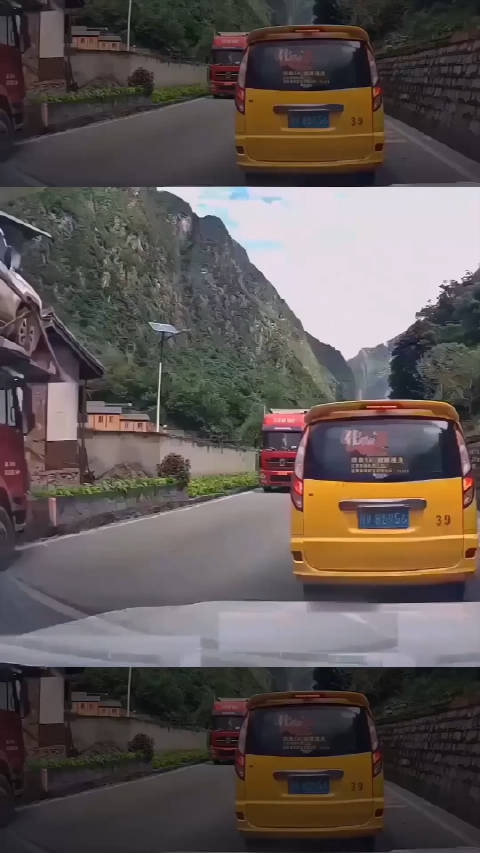 运全新丰田普拉多的板儿车翻了，黄车后座的大哥反应真快