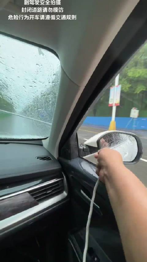 雨刮器坏了，办法总比困难多