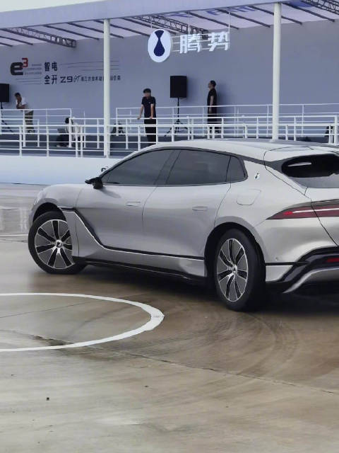 后轮转向将 B 级车做到 A0 级转弯灵活性…