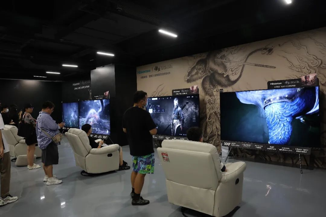 在100吋黑神话定制电视上带薪玩《黑神话》,到底有多爽?