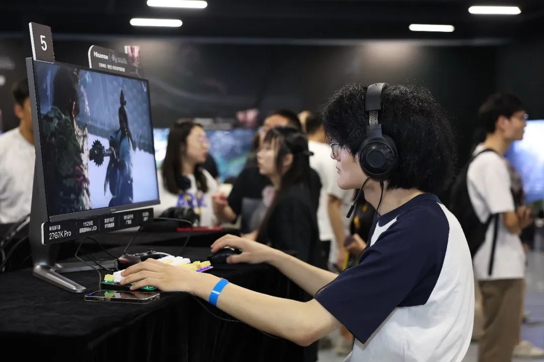 在100吋黑神话定制电视上带薪玩《黑神话》,到底有多爽?