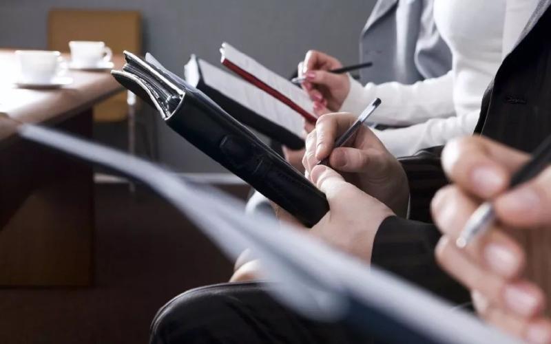 一年开会800多次,哪有时间办实事?| 新京报快评