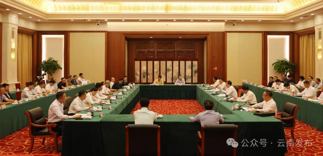 8月23日,王宁王予波在昆明与出席腾冲科学家论坛专题活动嘉宾座谈交流。黄兴能 摄