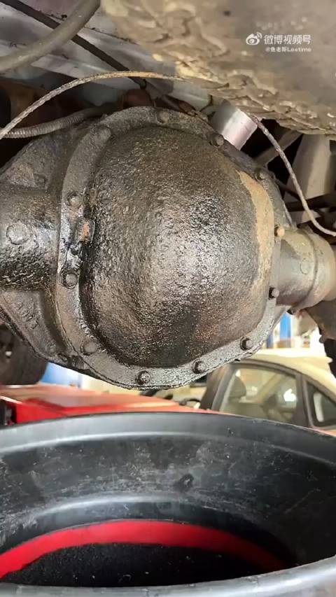 看完油车保养更换各种机油的过程，瞬间感觉电车有点香！