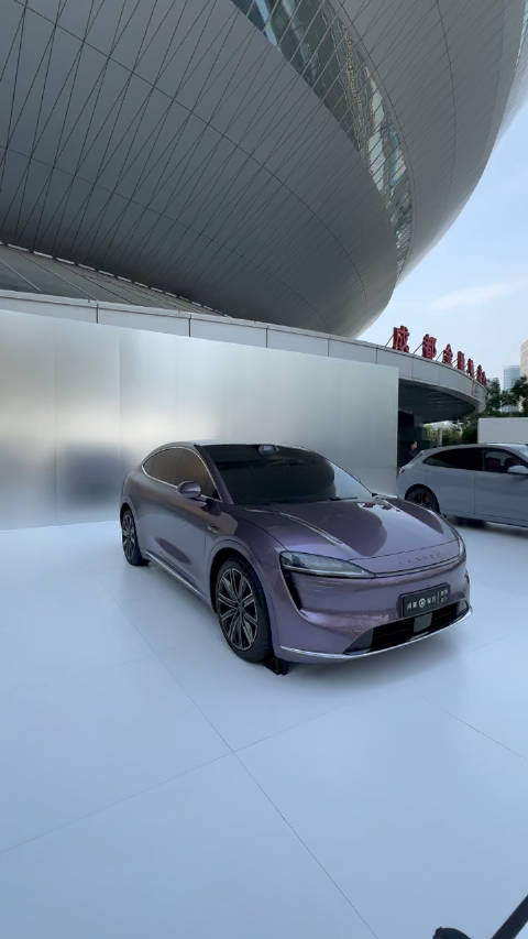 鸿蒙智行发布会现场智界 R7 首发实拍，外观随便看，内饰还保密…