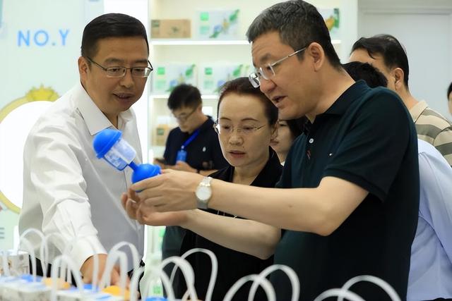 媒体团走进伊利现代智慧健康谷参观调研。