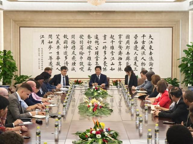 中国政府欧亚事务特别代表李辉8月27日在北京举行吹风会。赵觉珵摄