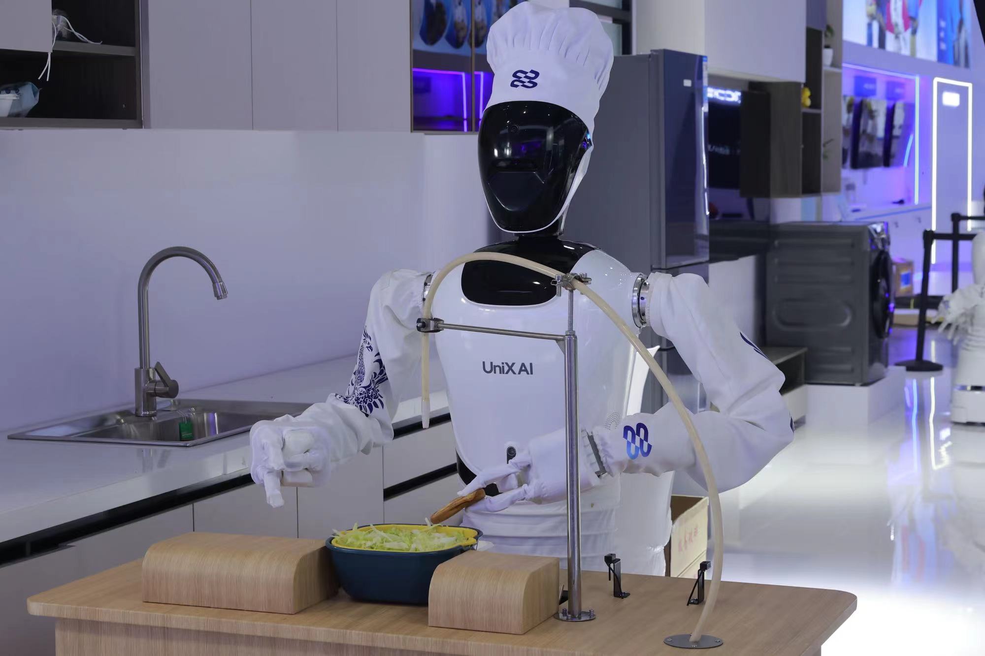 人形机器人“动起来了”,但距离真正的“智能”还有多远?