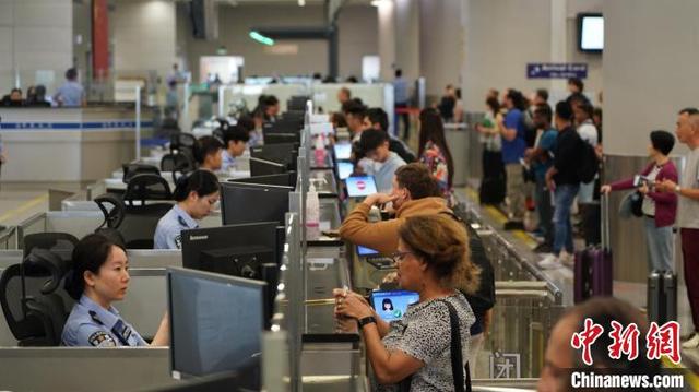浦东机场国际口岸迎来出入境客流高峰。石明明 摄