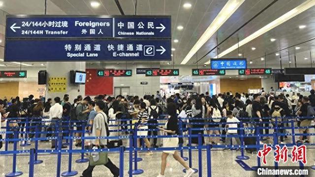 今年以来至今,经由浦东国际机场口岸入境的外国人已达225万人次。黄波 摄