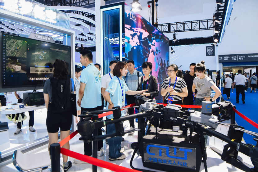 AI、量子、低空……中国电信尖端科技元素齐聚2024数博会