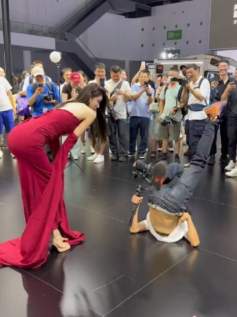 车展还是回归到车本身吧 这种哗众取宠的恶俗表演 我还是接受不能