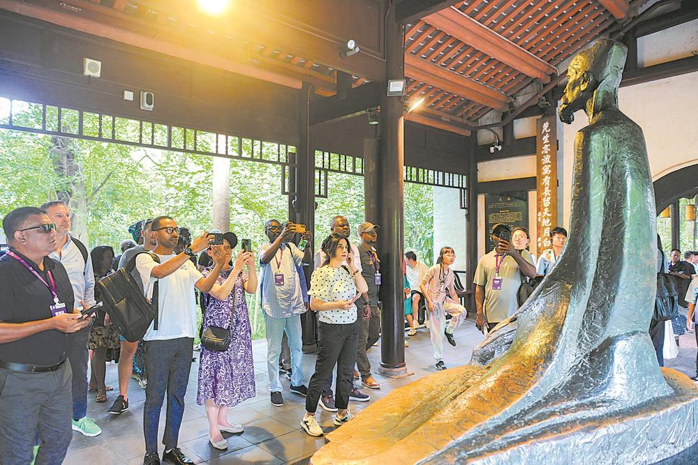 杜甫塑像前，媒体团成员纷纷驻足凝望