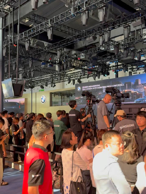 不愧是宝马展台，人山人海的，新X3，新M5，还有新5系以及全新电动mini全来了