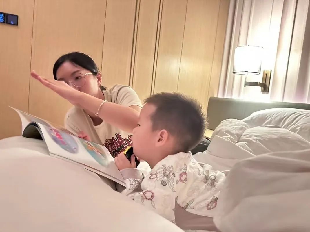 ▲睡前给孩子讲绘本故事