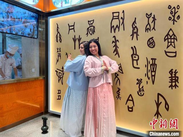 9月3日,外国记者在北京隆福寺前街北京稻香村“零号寻宝馆”体验中国传统文化。中新社记者 吕少威 摄