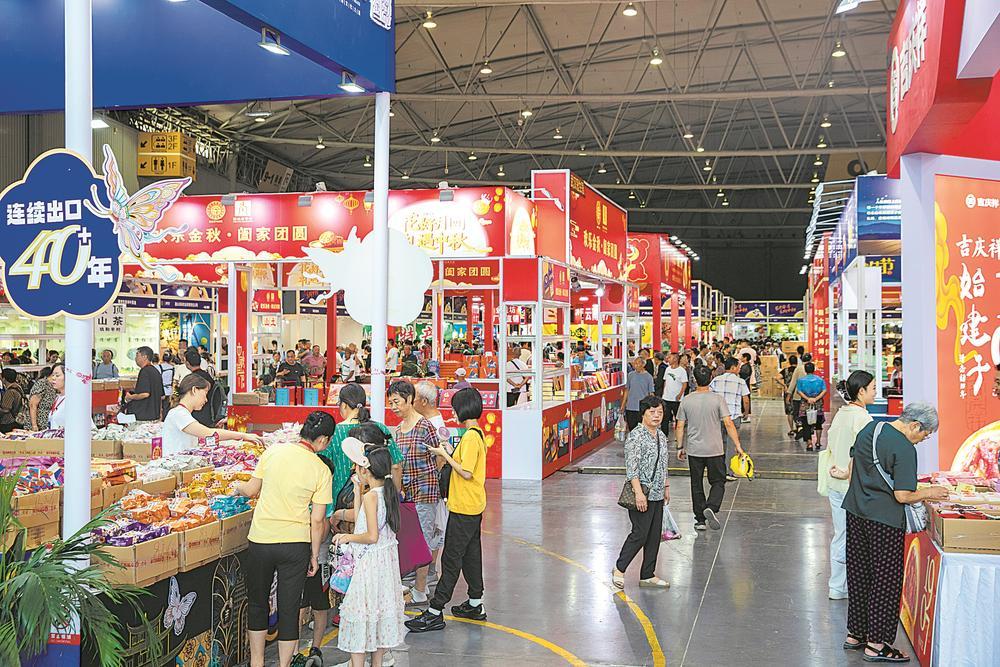 展会现场,前来消费的市民络绎不绝