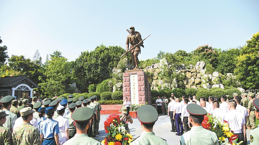 9月3日上午,向川军抗日阵亡将士纪念碑敬献花篮仪式在人民公园举行