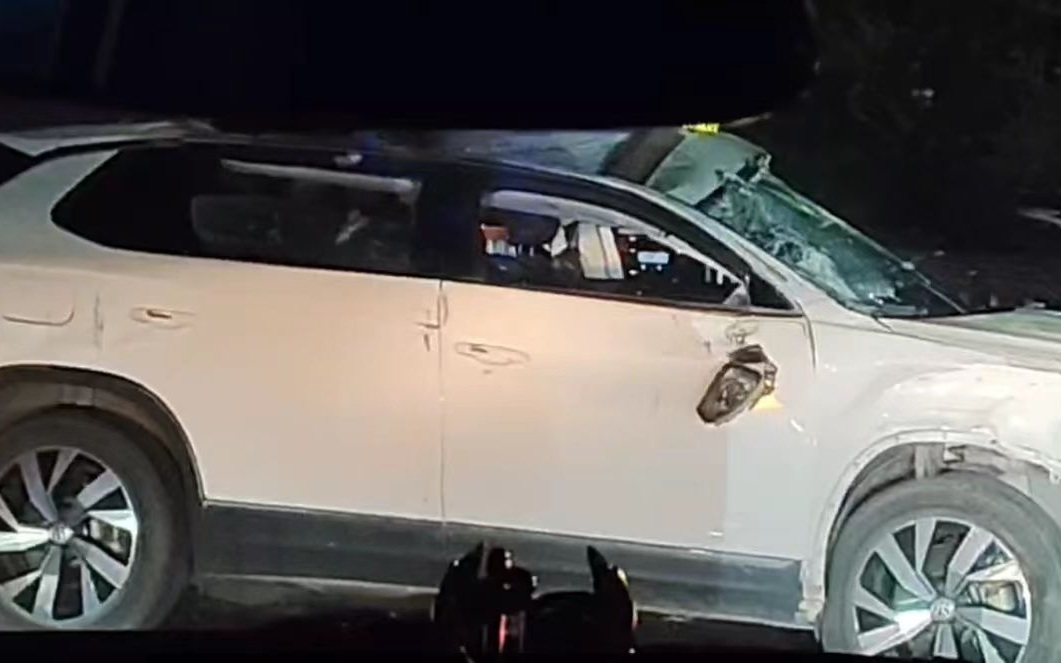 車禍後受損的白色私家車。 受訪者供圖