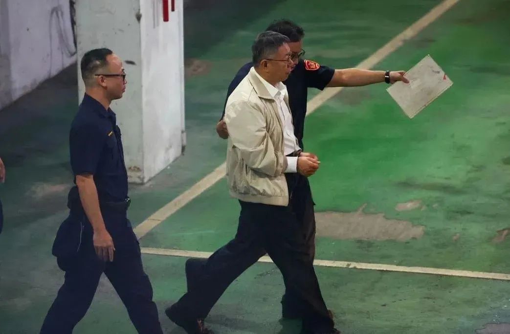 柯文哲戴手銬被送往看守所。圖源:台媒