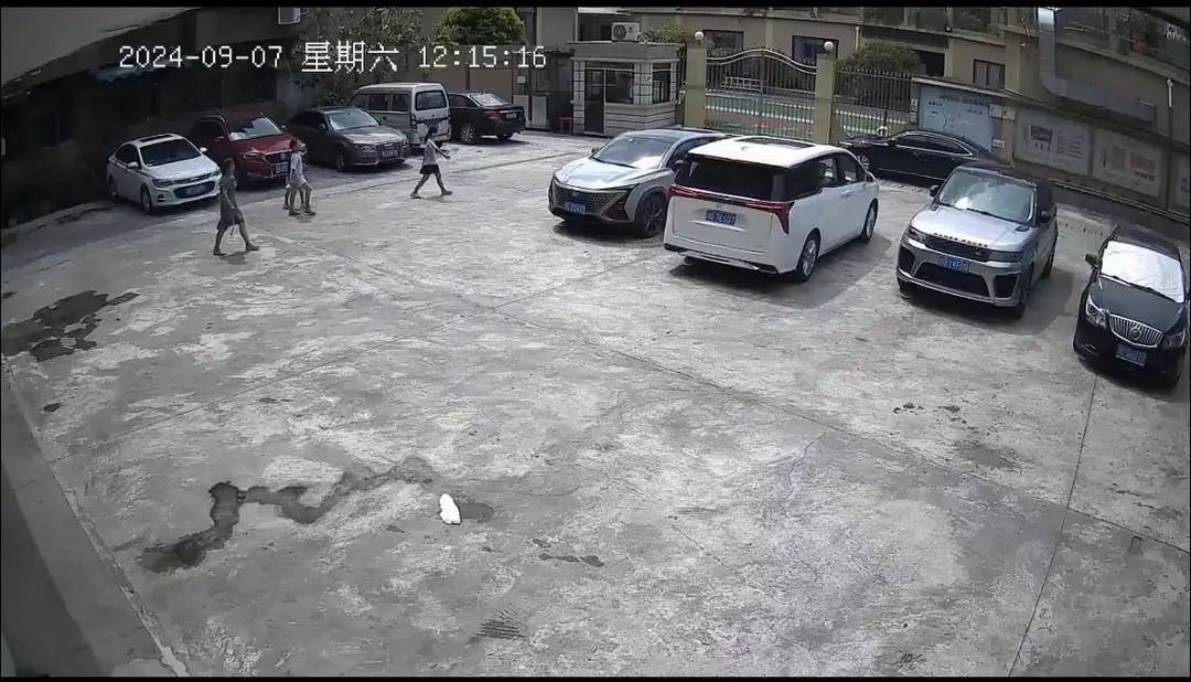 監控拍到李玉和同學一起。受訪者 供圖