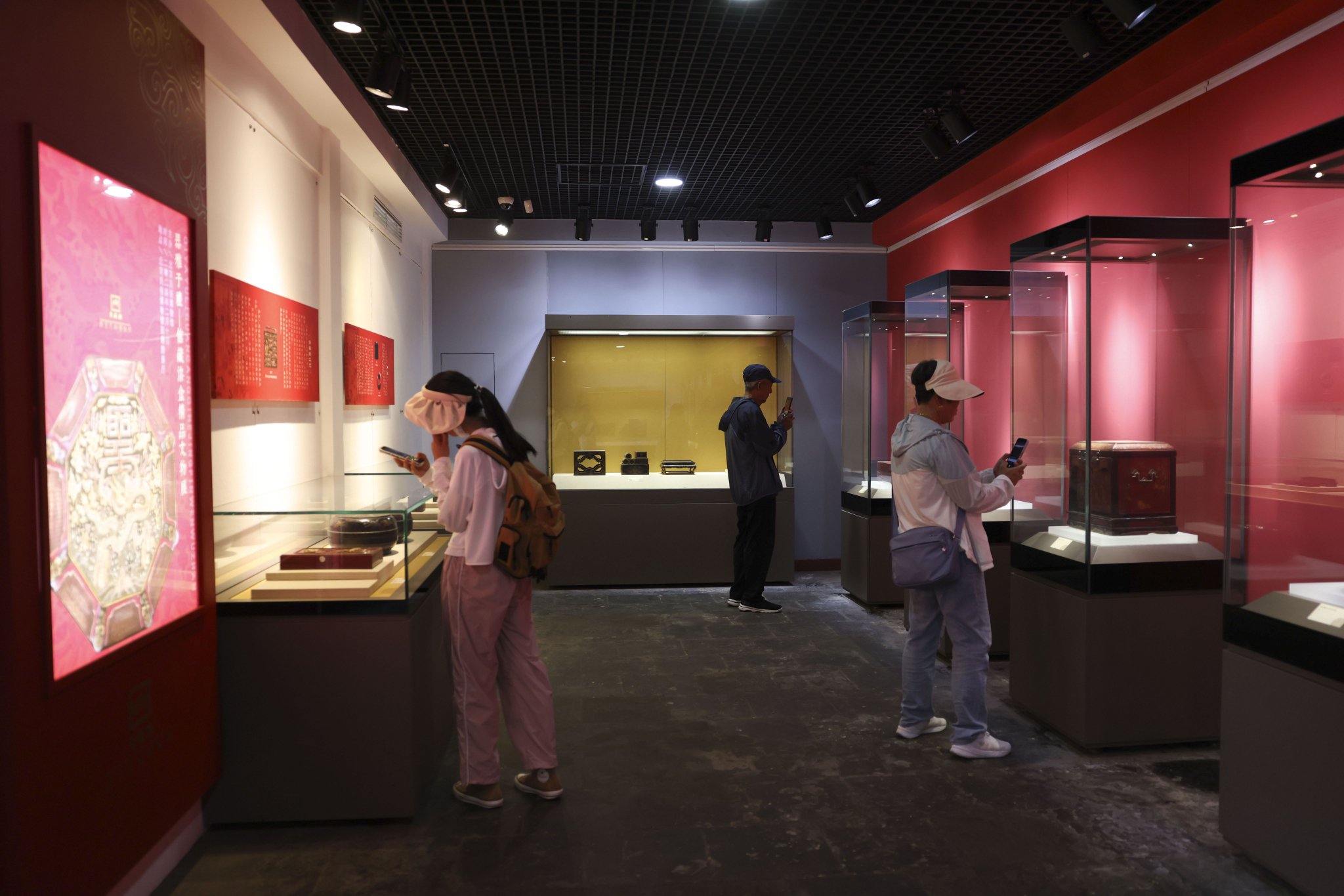 遊客在東嶽廟西跨院展廳觀看「器雅於禮——館藏漆盒精品文物展」。新京報記者 浦峰 攝