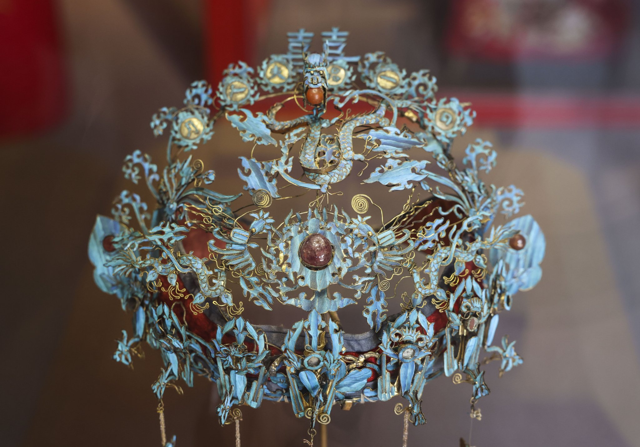 目前正在展出的龍生肖題材文物展,圖為「一品夫人雙喜點翠鳳冠」。新京報記者 浦峰 攝