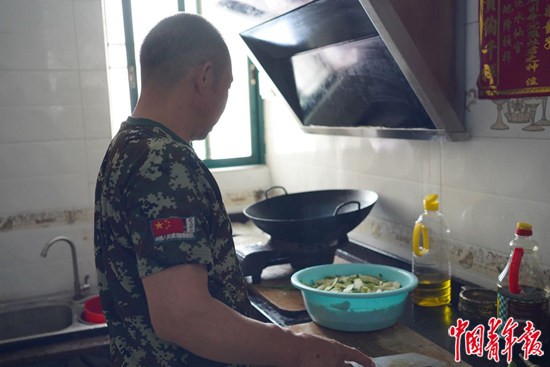     8月29日，張相遠在準備午飯。