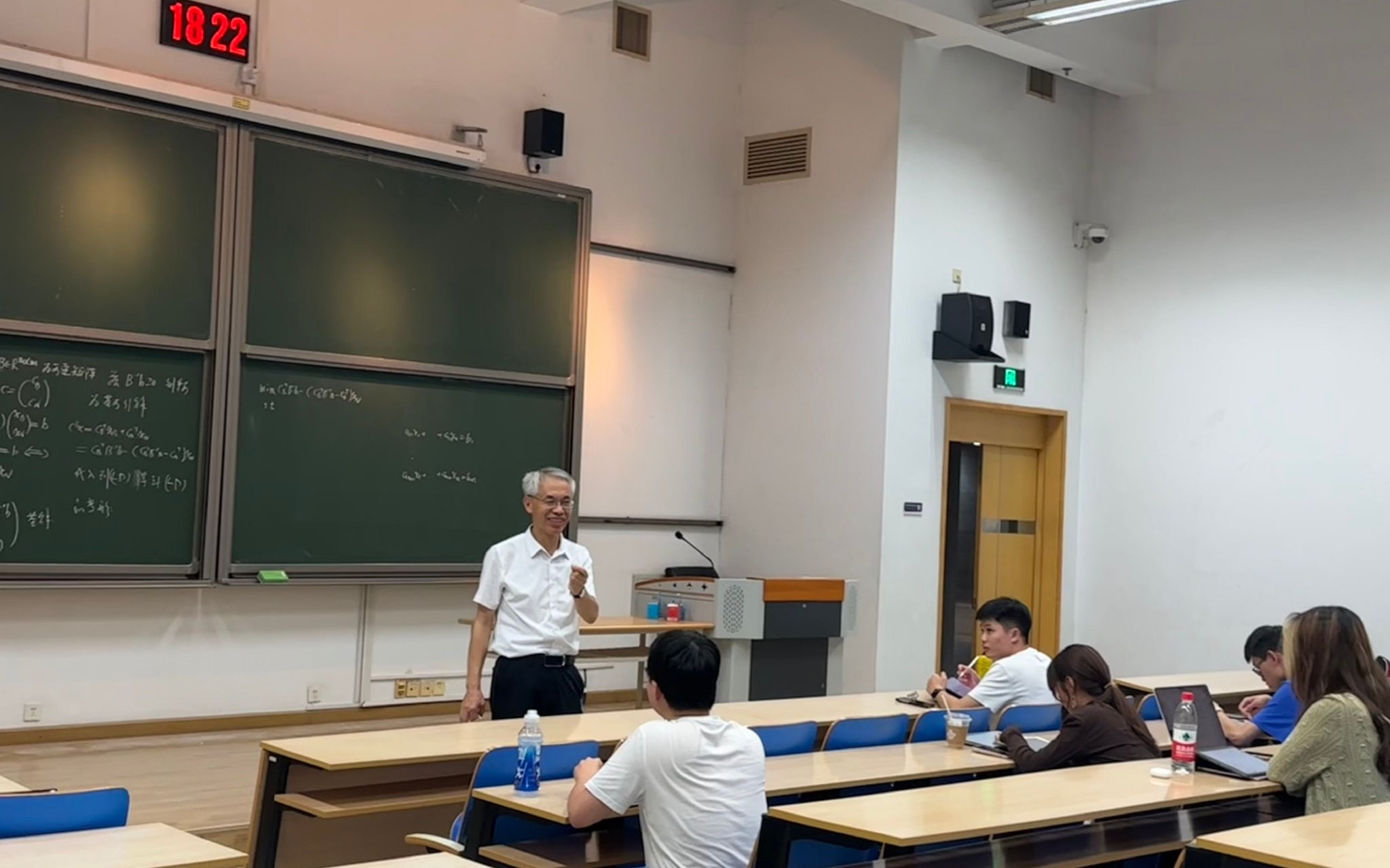 9月12日,在國科大中關村校區,郭田德為學生授課。 新京報記者劉洋 攝