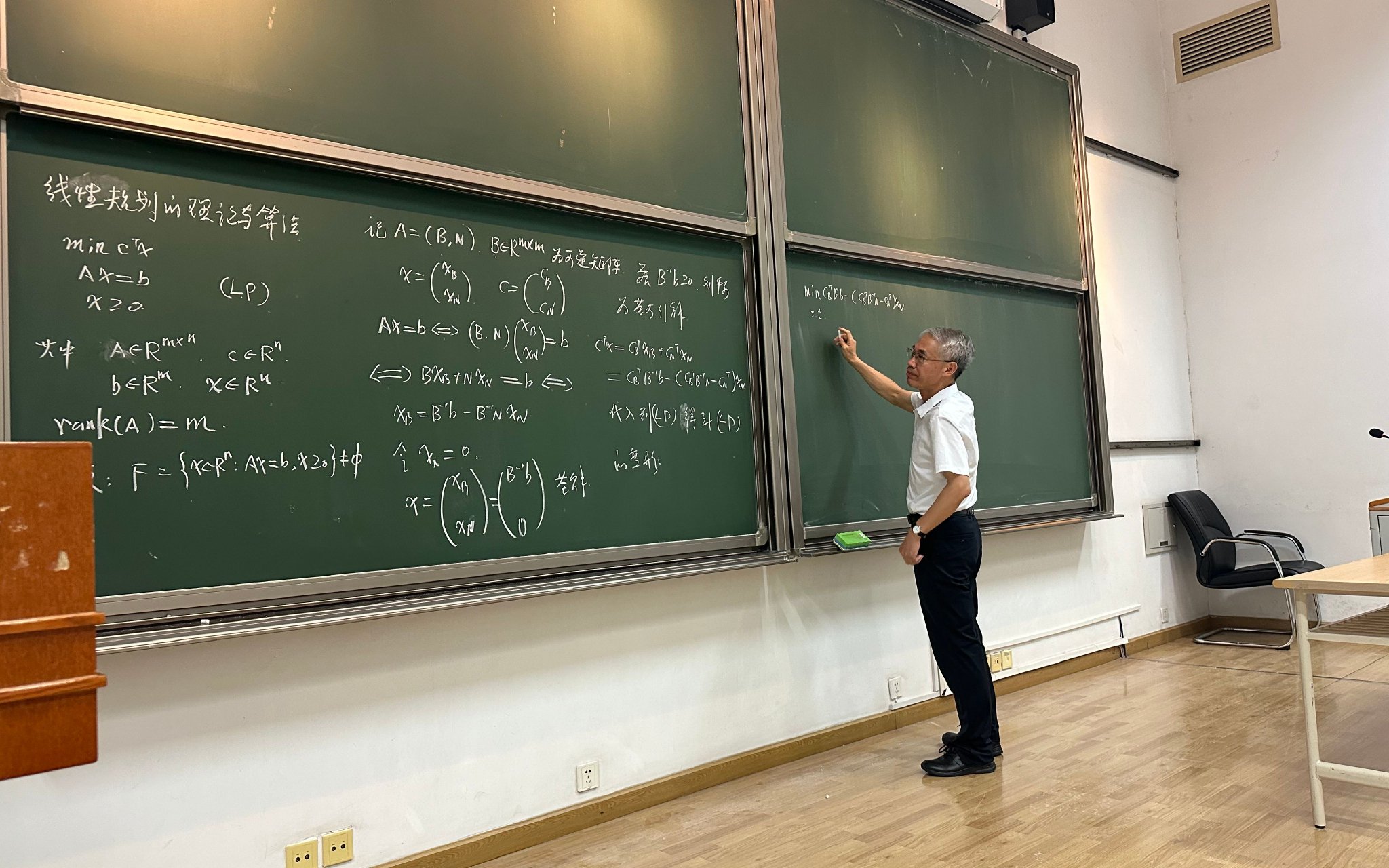 上課時,郭田德一直堅持手寫板書。 新京報記者劉洋 攝
