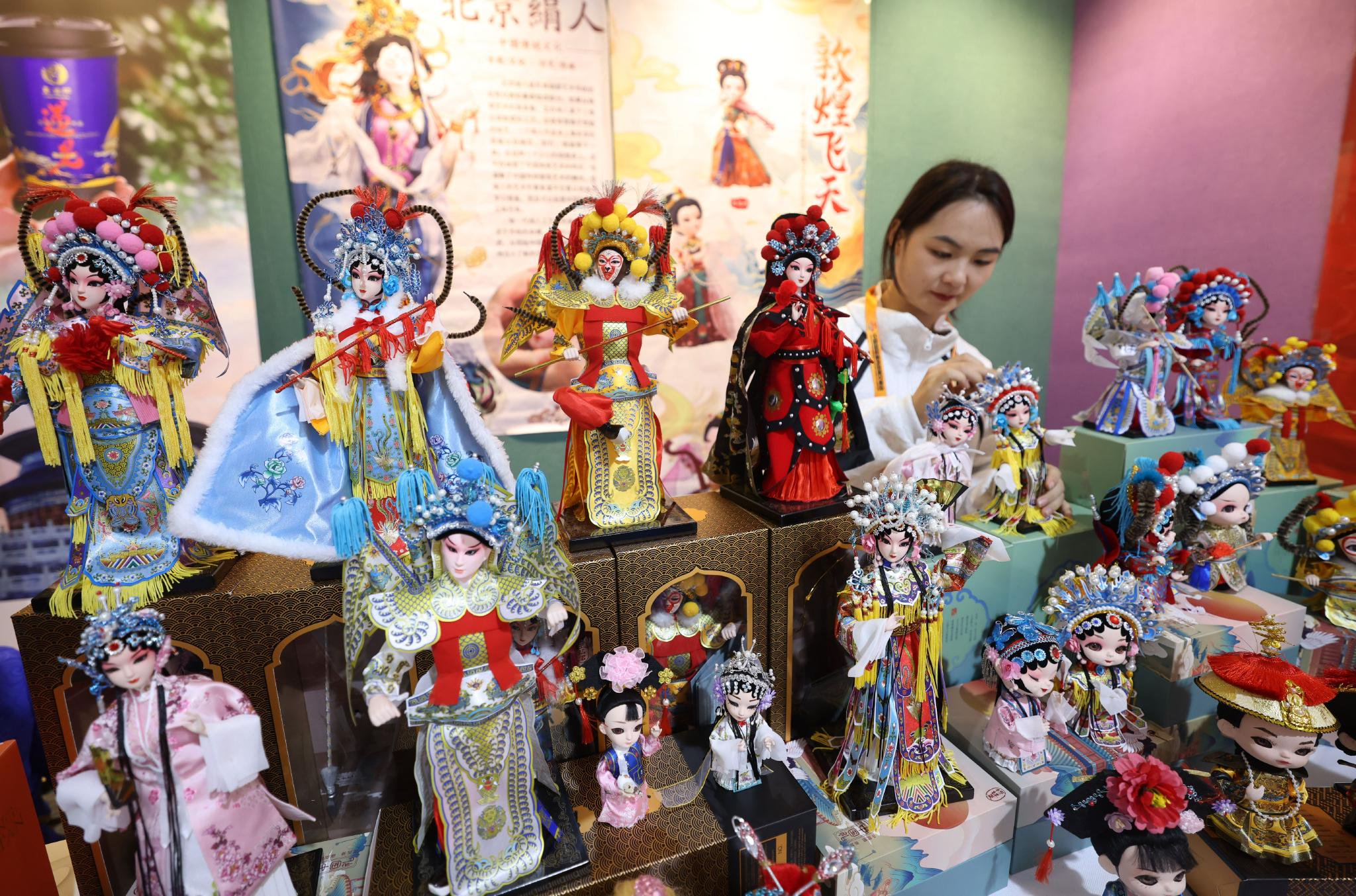 在服貿會首鋼園展區,北京唐人坊製作的唐娃娃引關注。新京報記者 王貴彬 攝