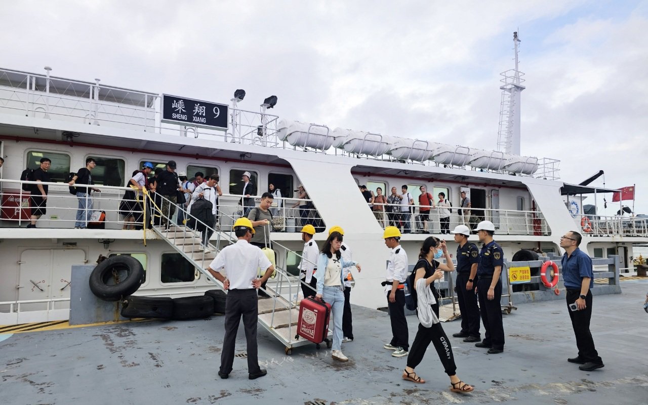 海事部門將遊客安全撤離。 圖源:舟山海事局
