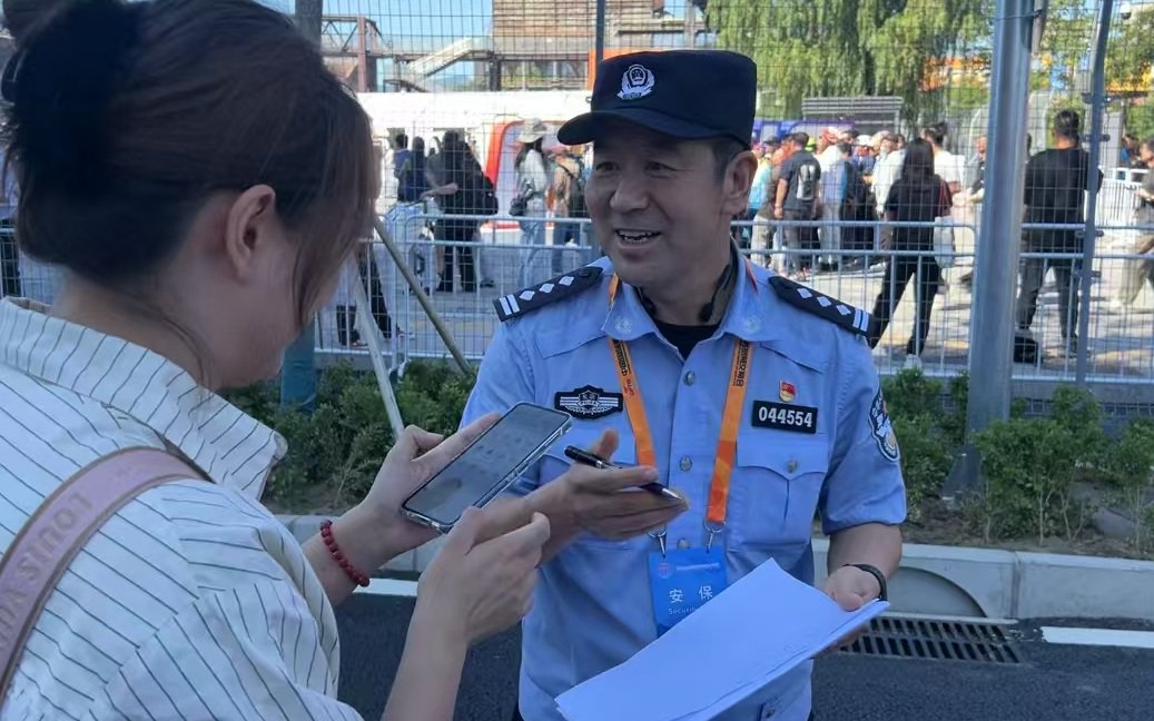 參展商物品遺失，治安處理點民警王克義及時幫忙找回。圖源：北京市公安局