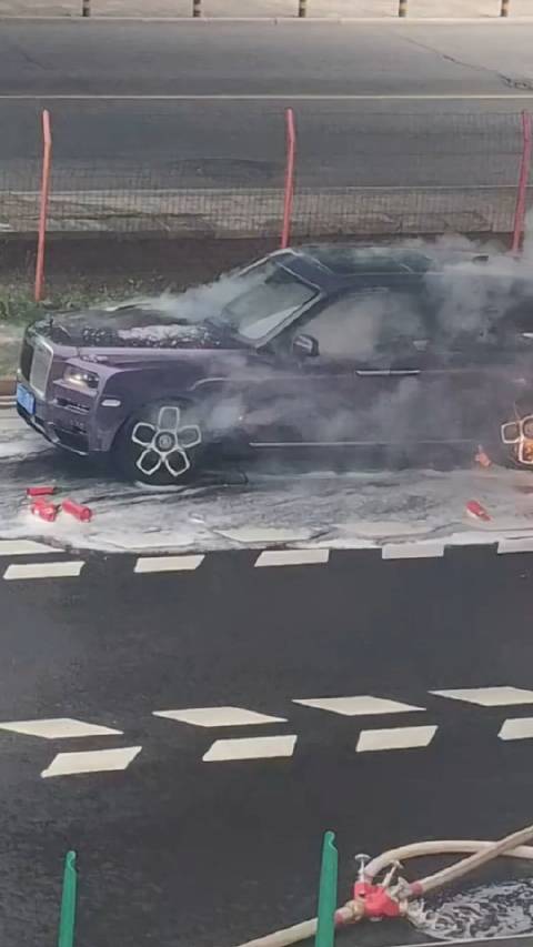 劳斯莱斯库里南行驶中发生了啥？