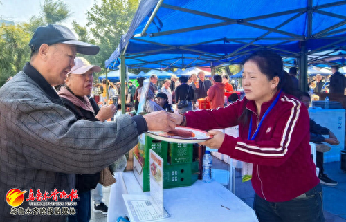 9月13日,市民正在选购红薯产品。 记者王璇摄