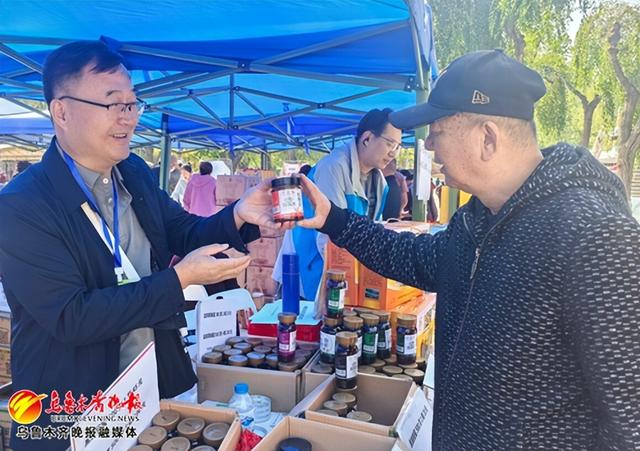 9月13日,市民正在选购蜂蜜产品。 记者王璇摄
