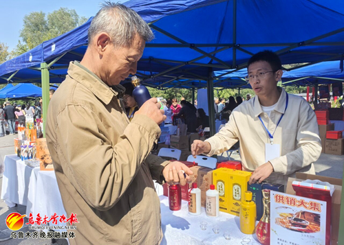 9月13日,市民正在选购白酒产品。记者王璇摄