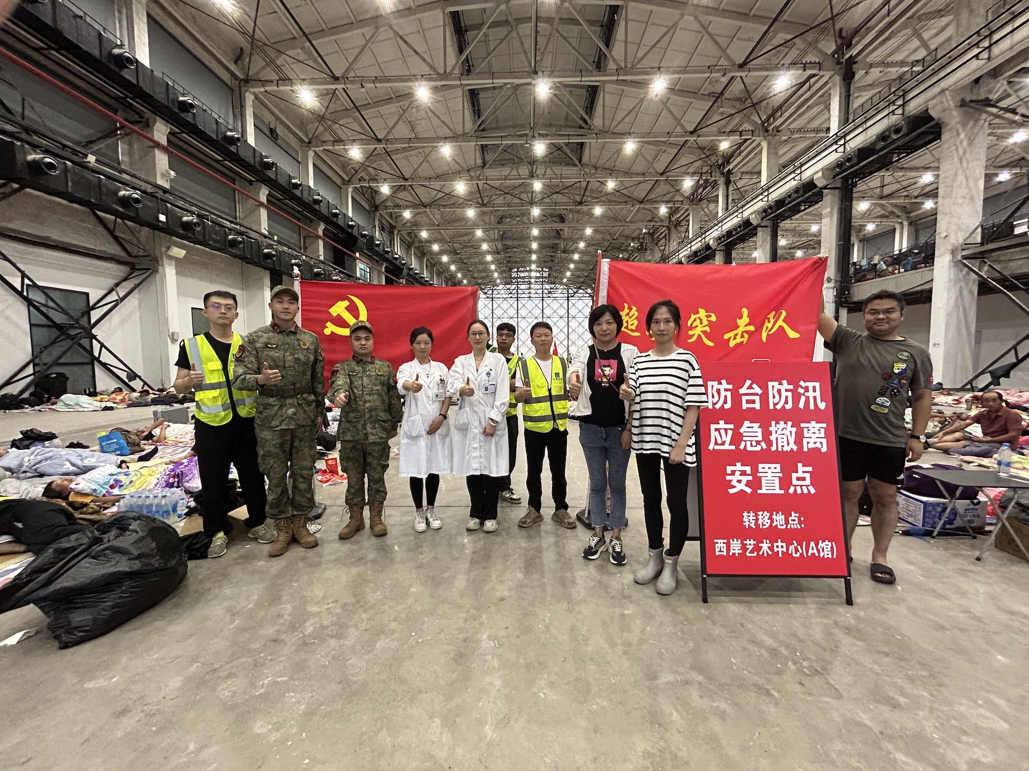 紧急抢修断电、处置树木倒伏……上海基层党员在行动