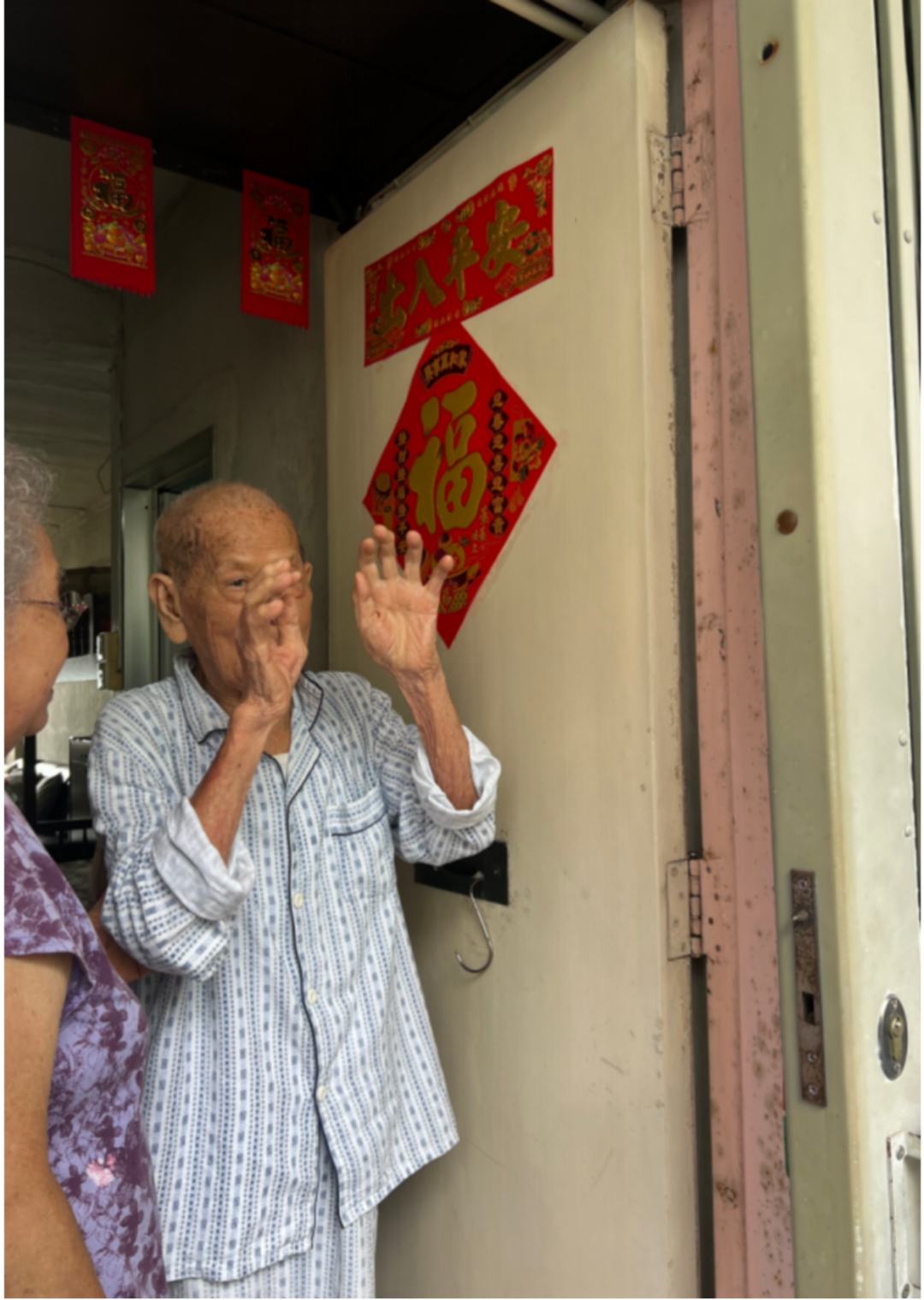 图 | 老人见到社工来访,精神很好